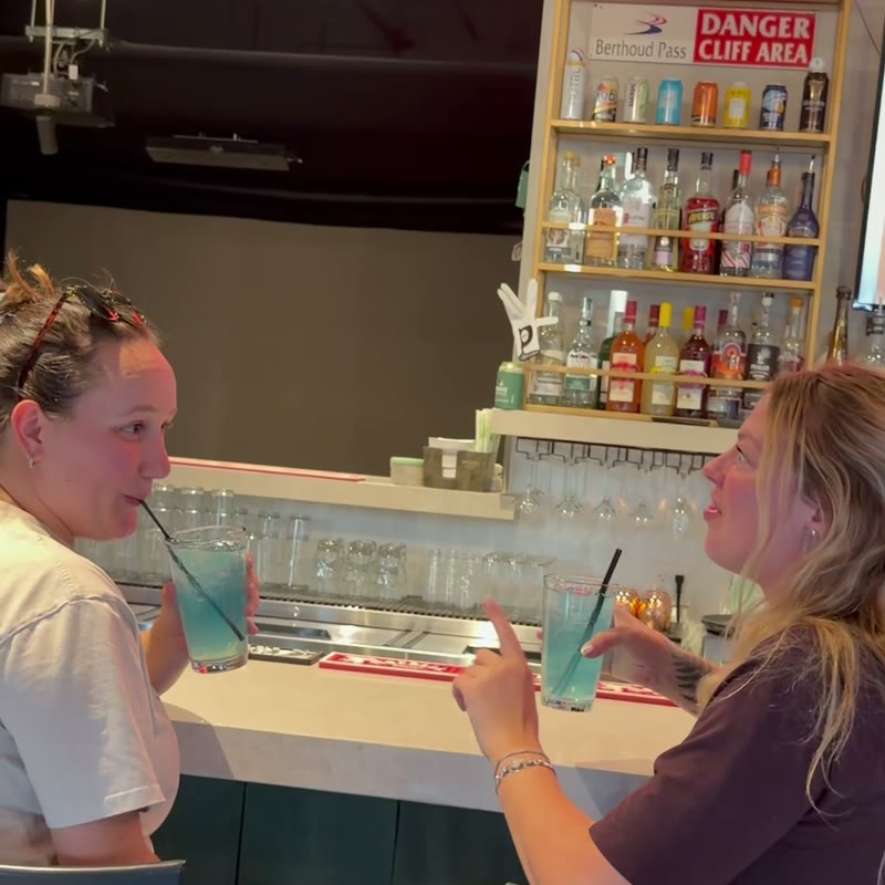 Two guests with drinks at the Birdie Lounge bar